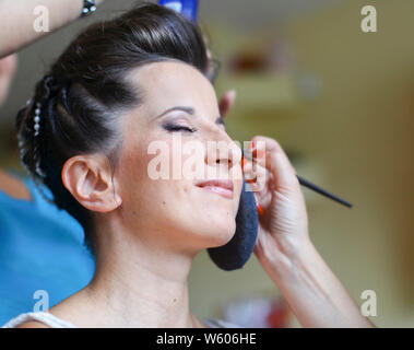 Matin de la mariée. Processus de préparation de l'artiste de maquillage mariage mariée avant Banque D'Images
