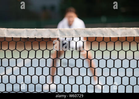 Portrait de femme puissante jouer au tennis sur le court de tennis extérieur Banque D'Images