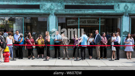 Detroit, Michigan, USA. 30 juillet, 2019. Les intervenants d'entrer dans le premier des deux débats démocratiques à Detroit hébergé par CNN et sanctionné par la DNC. Crédit : Brian Cahn/ZUMA/Alamy Fil Live News Banque D'Images