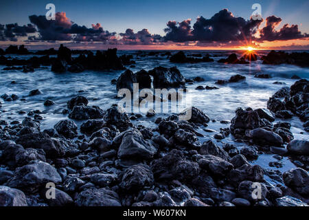 Lever de soleil spectaculaire sur la rive nord de Kauai, Hawaii, Laupahoehoe Point Banque D'Images