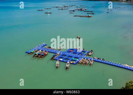 Vue aérienne de bateaux de pêche en bois traditionnels en Thaïlande Banque D'Images