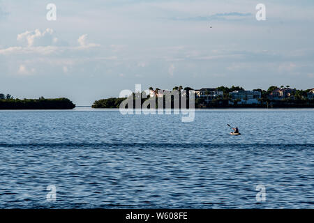 Paysage d'îles en Floride avec le dirigeant d'une personne dans un kayak pour son exercice quotidien Banque D'Images