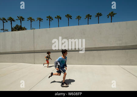 Enfants qui courent sur la rampe pour la Messe en lévitation Los Angeles County Museum of Art - LACMA - Los Angeles, Californie, États-Unis d'Amérique Banque D'Images