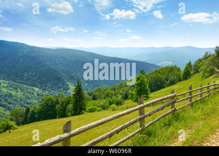 Vue sur prairies de montagne et de ciel bleu dans les Carpates ukrainiennes. Banque D'Images