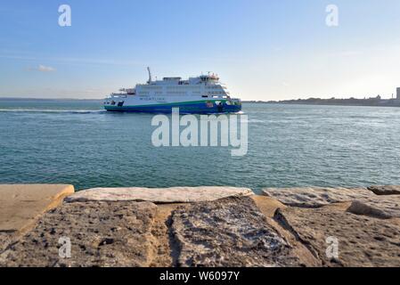 La voiture hybride Wightlink traversier de passagers et de Victoria à Wight dans le port de Portsmouth sur un soir d'été, Hampshire England UK Banque D'Images