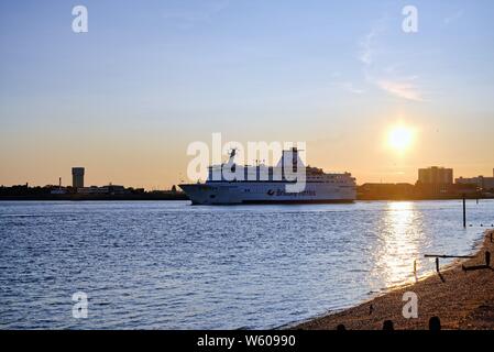 La Brittany Ferries car ferry et de passagers en partance de Bretagne le port de Portsmouth le long d'une soirée d'été, Hampshire England UK Banque D'Images