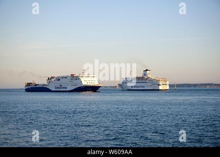 Les deux bateaux Bretagne Brittany Ferries et baie de Seine passant les uns les autres à l'extérieur le port de Portsmouth, Hampshire England UK Banque D'Images