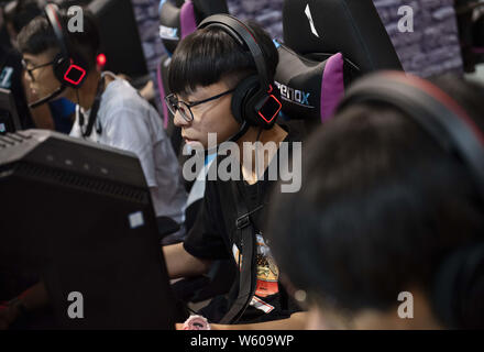 Juillet 28, 2019, Hong Kong, Chine : les visiteurs de jouer aux jeux vidéo pendant l'E-Sports, et de la musique de Hong Kong. (Crédit Image : © Budrul Chukrut/SOPA des images à l'aide de Zuma sur le fil) Banque D'Images