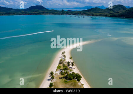 Drone aérien vue d'une belle plage de sable qui mène dans un océan tropical chaud (Laem avait, Thaïlande) Banque D'Images