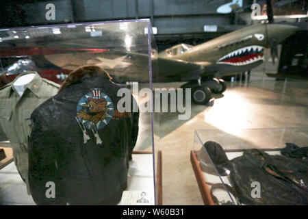 (190730) -- NEW YORK, 30 juillet 2019 (Xinhua) -- Éléments de Flying Tigers sont exposées dans la galerie de la Deuxième Guerre mondiale, le Musée National de l'US Air Force à Dayton, Ohio, États-Unis, le 24 juillet 2019. La Flying Tigers, un escadron de l'air américaine composée de pilotes de l'United States Army Air Corps, Marine, Marine Corps, et a contribué à la lutte contre les envahisseurs japonais chinois durant la Seconde Guerre mondiale. Le Musée National de la Force aérienne des États-Unis affiche plus de 360 avions et des milliers d'objets historiques qui font revivre l'histoire. Dans sa galerie de la Seconde Guerre mondiale, de nombreuses expositions révèlent un mémorable de Banque D'Images