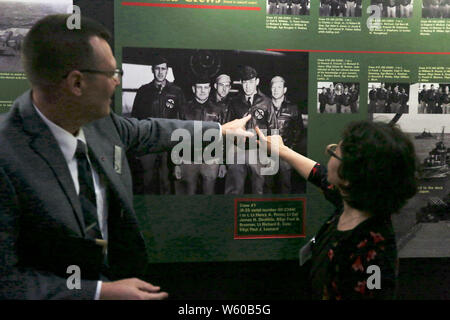 (190730) -- NEW YORK, 30 juillet 2019 (Xinhua) -- Personnes soulignent photos de Doolittle raiders exposées dans la galerie de la Deuxième Guerre mondiale, le Musée National de l'US Air Force à Dayton, Ohio, États-Unis, le 24 juillet 2019. Quatre mois après l'attaque japonaise sur Pearl Harbor, un groupe de 80 aviateurs américains désignés d'après le commandant de mission Jimmy Doolittle se porte volontaire pour riposter. La plupart d'entre eux ont ensuite été secourus par des civils chinois et des troupes. Recherches récentes du côté américain ont estimé que jusqu'à 250 000 Chinois ont perdu la vie parce qu'ils ont aidé à Raid de Doolittle Banque D'Images