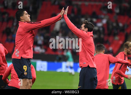 Londres, ANGLETERRE - 3 octobre, 2018 : Luis Suarez de Barcelone (L) et Lionel Messi de Barcelone (R) sur la photo avant de l'UEFA Champions League 2018/19 Groupe B match entre Tottenham Hotspur (Angleterre) et le FC Barcelone (Espagne) au stade de Wembley. Banque D'Images