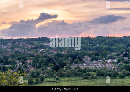 Vue panoramique de St Catherine Hill dans la ville de Winchester au cours d'une heure d'or coucher du soleil en été, rural Hampshire, England, UK Banque D'Images