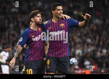 Londres, ANGLETERRE - 3 octobre, 2018 : Lionel Messi de Barcelone célèbre avec Luis Suarez de Barcelone après son deuxième but au cours de l'UEFA Champions League 2018/19 Groupe B match entre Tottenham Hotspur (Angleterre) et le FC Barcelone (Espagne) au stade de Wembley. Banque D'Images