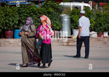 Kashgar, Xinjiang, Chine - le 14 août 2012 : deux femmes ouïghour dans une rue dans la ville de Kashgar, Xinjiang, Chine Banque D'Images