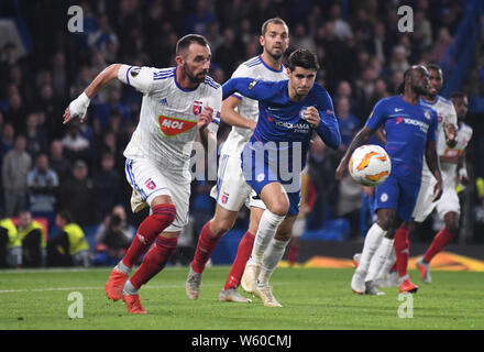 Londres, ANGLETERRE - 4 octobre, 2018 : Attila Fiola De Vidi (L) et Alvaro Morata de Chelsea (R) sur la photo au cours de l'UEFA Europa League 2018/19 Group L match entre Chelsea FC (Angleterre) et de MOL (Hongrie) FC Vidi à Stamford Bridge. Banque D'Images