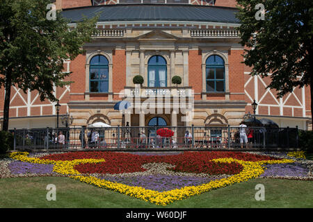 Wolfgang-Wagner-Platz mit auf dem Grünen Hügel Festpielhaus bei der Eröffnung der Richard-Wagner-Festspiele 2019 mit der Premiere der Oper 'Tannhäuser Banque D'Images