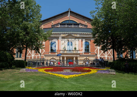 Wolfgang-Wagner-Platz mit auf dem Grünen Hügel Festpielhaus bei der Eröffnung der Richard-Wagner-Festspiele 2019 mit der Premiere der Oper 'Tannhäuser Banque D'Images