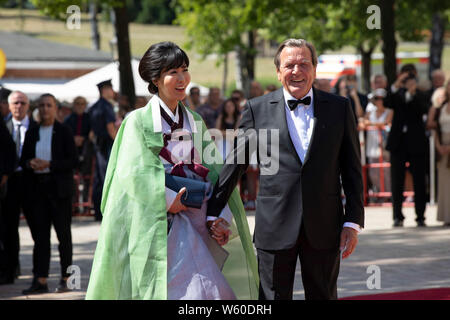 Gerhard Schröder mit Ehefrau Kim So-yeon bei der Eröffnung der Richard-Wagner-Festspiele 2019 mit der Premiere der Oper 'Tannhäuser' im Bayreuther Fes Banque D'Images