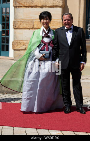 Gerhard Schröder mit Ehefrau Kim So-yeon bei der Eröffnung der Richard-Wagner-Festspiele 2019 mit der Premiere der Oper 'Tannhäuser' im Bayreuther Fes Banque D'Images