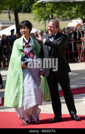 Gerhard Schröder mit Ehefrau Kim So-yeon bei der Eröffnung der Richard-Wagner-Festspiele 2019 mit der Premiere der Oper 'Tannhäuser' im Bayreuther Fes Banque D'Images