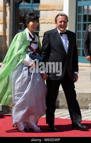 Gerhard Schröder mit Ehefrau Kim So-yeon bei der Eröffnung der Richard-Wagner-Festspiele 2019 mit der Premiere der Oper 'Tannhäuser' im Bayreuther Fes Banque D'Images