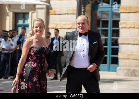 Wolfram Kons mit Ehefrau Alexa Apermann bei der Eröffnung der Richard-Wagner-Festspiele 2019 mit der Premiere der Oper 'Tannhäuser' im Bayreuther Fest Banque D'Images