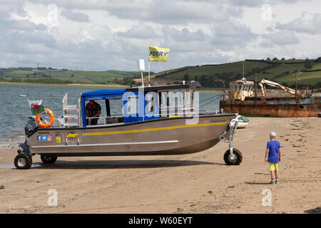 Glansteffan, amphibie bateau ferry opérant sur le rivière Tywi entre Ferryside (Glan-y-Fferi) et Llansteffan (Llanstephan) dans Carmarthenshire Banque D'Images