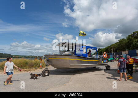 Glansteffan, amphibie bateau ferry opérant sur le rivière Tywi entre Ferryside (Glan-y-Fferi) et Llansteffan (Llanstephan) dans Carmarthenshire Banque D'Images