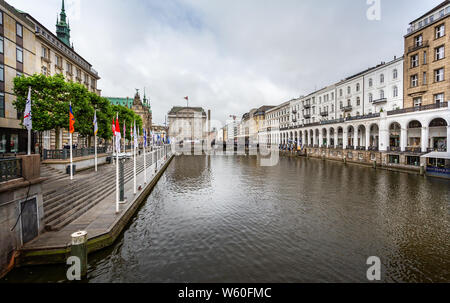 Vue en direction de l'hôtel de ville - Rathaus - du pont sur la rivière à Hambourg, Allemagne, le 16 juillet 2019 Banque D'Images