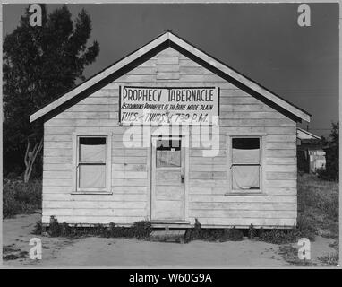 Les voies de l'aéroport, près de Modesto, comté, en Californie. Église de shacktown communauté. Il s'agit d'utiliser . . . ; Portée et contenu : la légende complète se lit comme suit : les voies de l'Aéroport, Près de Modesto, comté, en Californie. Église de shacktown communauté. Il est utilisé par différentes sectes, y compris les pentecôtistes. Les rideaux sont faits de sacs de farine. Le panneau sur la porte dit : "Les Américains ne viennent pas'. Banque D'Images