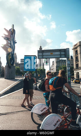 Barcelone, Espagne - 1 juin 2018 : Vertical image des femmes qui attendent les cyclistes à traverser l'occupé pas Sota Muralla street au coucher du soleil Banque D'Images