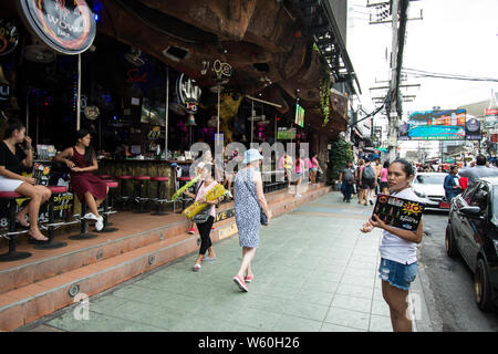 Ping pong Bar Patong filles assis attendant les clients aussi fille avec panneau d'affichage dans short dame garçon Banque D'Images