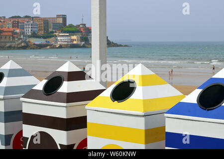 Conteneurs de recyclage sur la plage. Banque D'Images