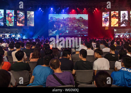 Les visiteurs et fans regarder devant la scène principale du 'bug Collège International Cup' jeu concours final au cours de l'E-sport et de la musique de Hong Kong Banque D'Images