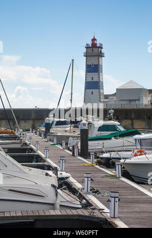 Bateaux privés / yachts amarrés dans le port artificiel de Cascais Marina, Cascais, Portugal en face du phare de Santa Marta. Banque D'Images