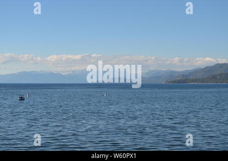 La fin du printemps dans le sud Tahoe : Le Lac Tahoe et les montagnes de la Sierra Nevada Banque D'Images