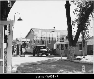 Arvin Comté de Kern, en Californie. Photographie faite à partir de l'entrée de l'Arvin ferme Camp de travaux forcés (F.S.A . . . ; Portée et contenu : la légende complète se lit comme suit : Arvin Comté de Kern, en Californie. Photographie faite à partir de l'entrée de l'Arvin ferme Camp de travaux forcés (F.S.A.). Montre l'Arvin magasin co-op et station-service, cette coopérative créée le 15 décembre 1939, par 60 membres du camp qui ont chacun versé 1 pour démarrer l'entreprise. Les pompes à essence sont maintenant payés pour un tiers et le magasin a versé un dividende de 14 pour cent en mars 1940. Deux autres camps (F.S.A.) ont entamé une coopération similaire de collaboration. Banque D'Images