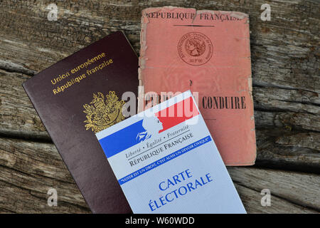 Juillet 30, 2019, Paris, France : une vue sur le passeport français, permis de conduire et de la carte électorale à Paris. Credit : Cezary Kowalski/SOPA Images/ZUMA/Alamy Fil Live News Banque D'Images