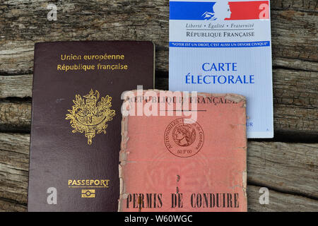 Juillet 30, 2019, Paris, France : une vue sur le passeport français, permis de conduire et de la carte électorale à Paris. Credit : Cezary Kowalski/SOPA Images/ZUMA/Alamy Fil Live News Banque D'Images