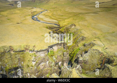 Vue aérienne de Fjadrargljufur canyon, l'Islande. Banque D'Images