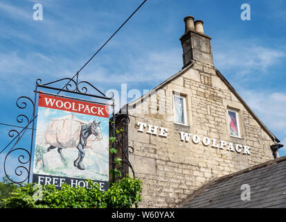 Le Woolpack pub dans Slad, Gloucestershire, Angleterre, Royaume-Uni, une petite pub traditionnel célèbre pour son association avec Laurie poète Lee. Banque D'Images