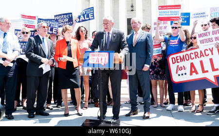 Le sénateur américain Chuck Schumer (D-NY) prend la parole lors d'un événement avec les Démocrates du Sénat pour dévoiler un amendement constitutionnel pour faire annuler des citoyens devant la Cour suprême des États-Unis à Washington, DC. Banque D'Images