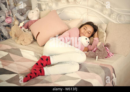 Le matin avant Noël. Le Sommeil. en attente de santa. Hiver. petite fille dormir à la maison. Noël famille vacances. bonne année. Les achats de Noël. petit enfant fille avec cadeau de Noël. Banque D'Images