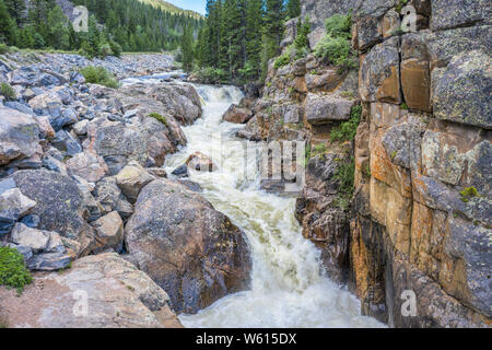 La Poudre cache à la rivière Powder Falls - vue aérienne en été avec haut débit Banque D'Images