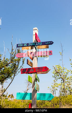 Low angle view of Colorful en bois faits à la main des flèches indiquant la direction et la distance de différentes villes à travers le monde à Bahia Honda State Park en Floride, USA Banque D'Images