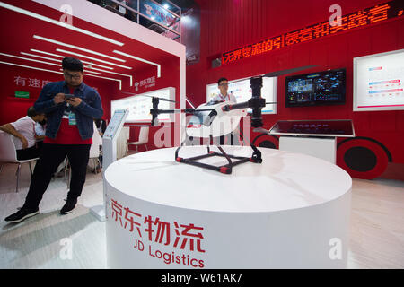 --FILE--personnes visitent le stand de logistique de la vente en ligne en chinois JD.com lors d'une exposition dans la ville de Shenzhen, au sud du Guangdong bauvin Banque D'Images