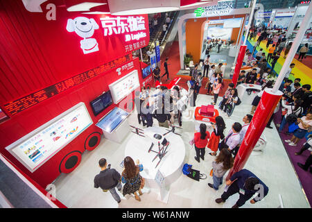 --FILE--personnes visitent le stand de logistique de la vente en ligne en chinois JD.com lors d'une exposition dans la ville de Shenzhen, au sud du Guangdong bauvin Banque D'Images