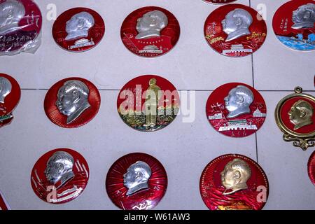 Vieil homme chinois Huang Junde badges affiche du portrait de la fin Le président Mao Zedong a collecté dans la cours des 50 ans à son domicile de Chong Banque D'Images