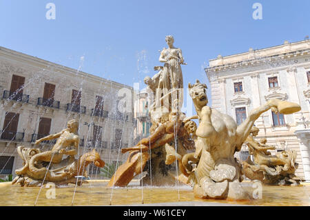 La fontaine d'Artémis (Diane) au rond-point de Archimide, dans l'île d'Ortigia, Syracuse, Sicile, Italie. Banque D'Images